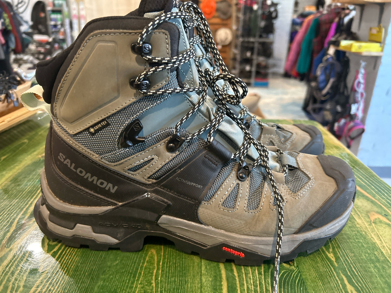 Women 10 Salomon hiking shoe