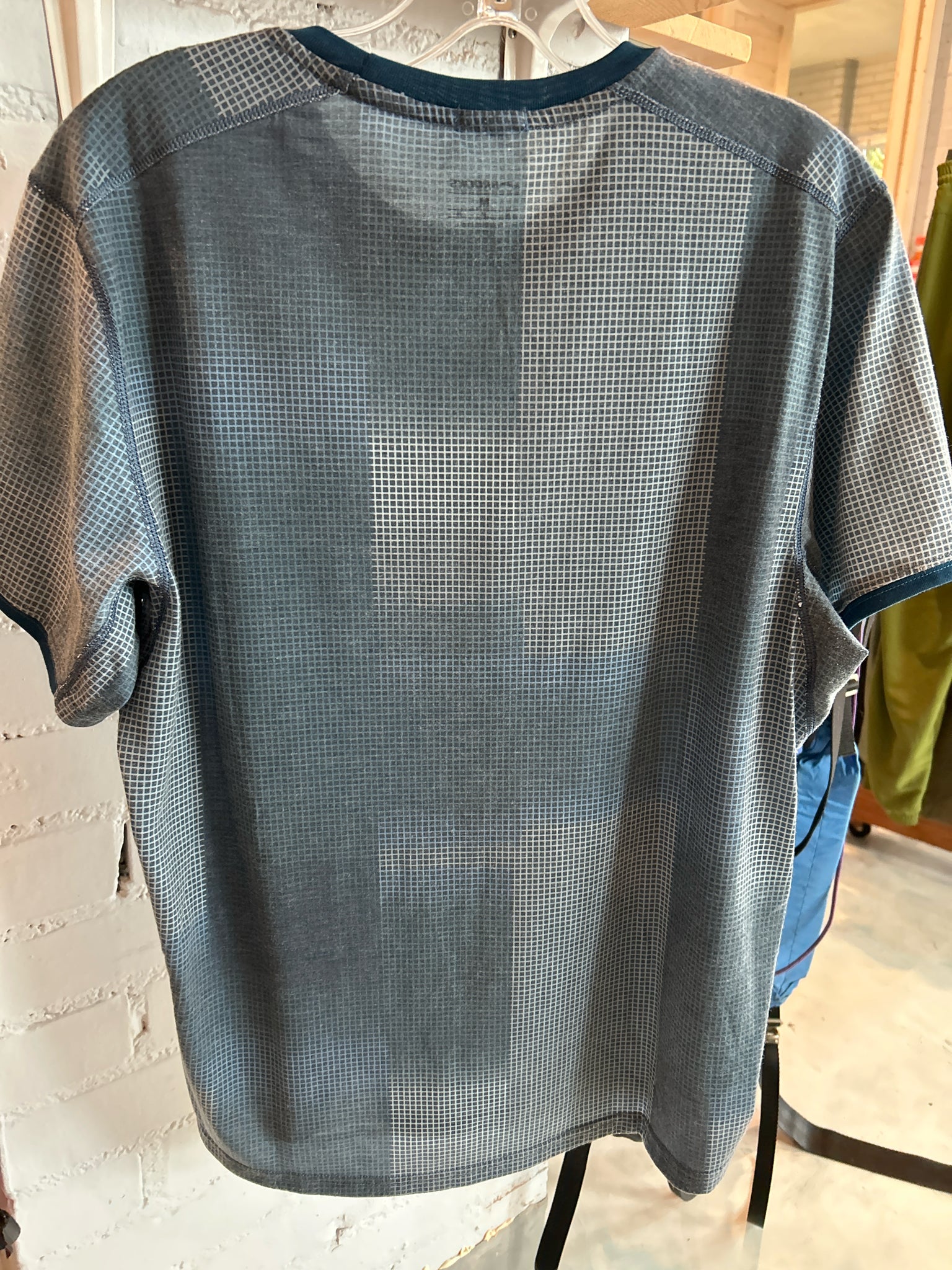 Size M Brooks Short Sleeve Shirt