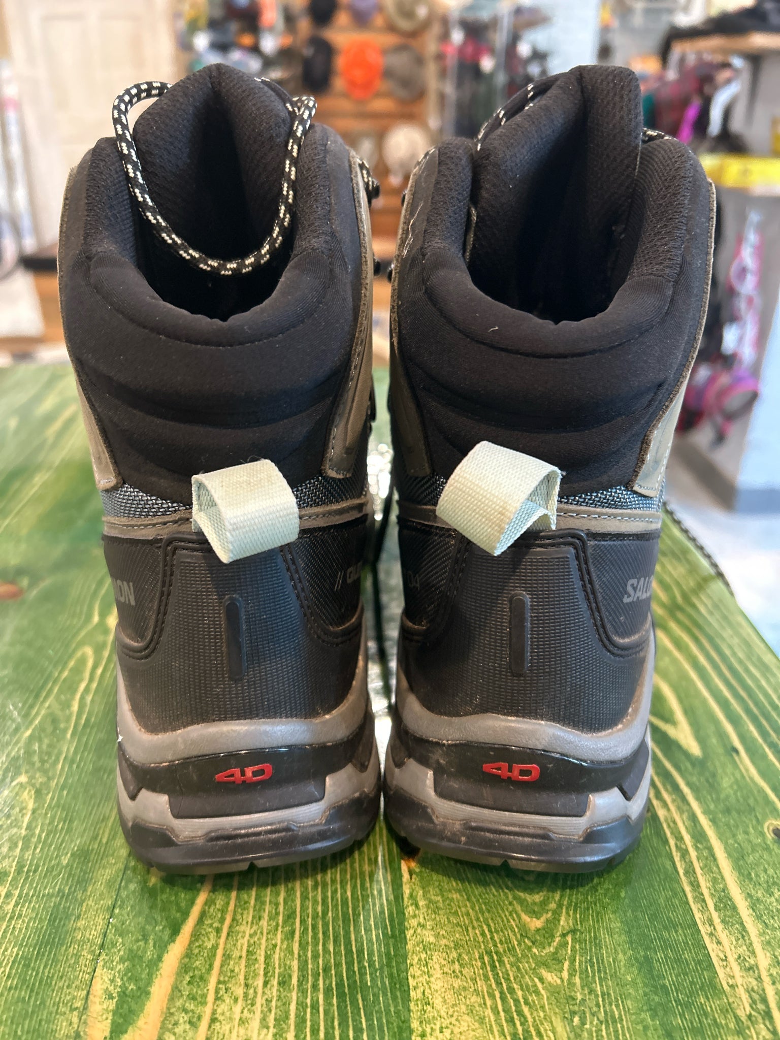 Women 10 Salomon hiking shoe