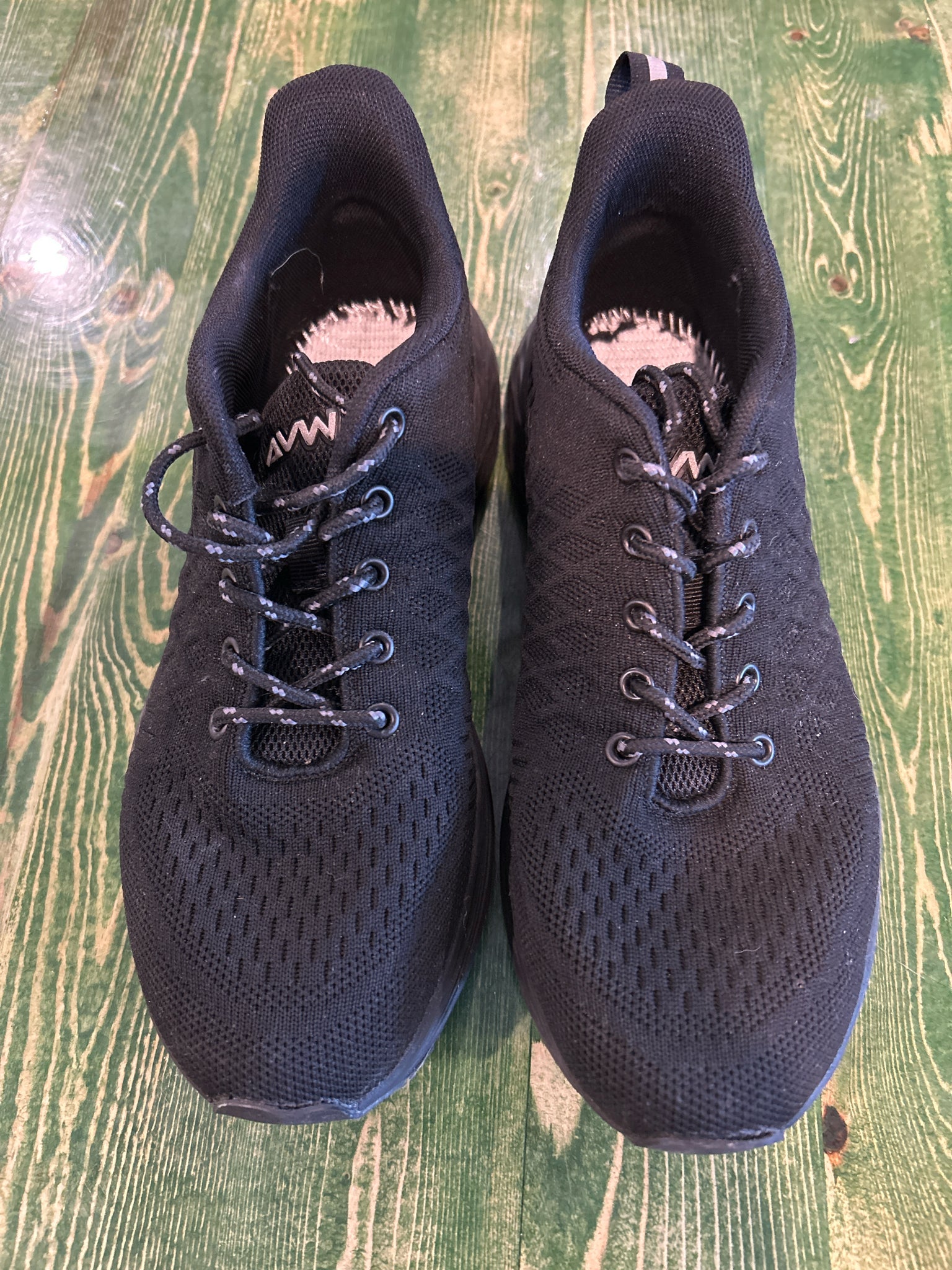 AVW Non Slip Size 9 Shoes