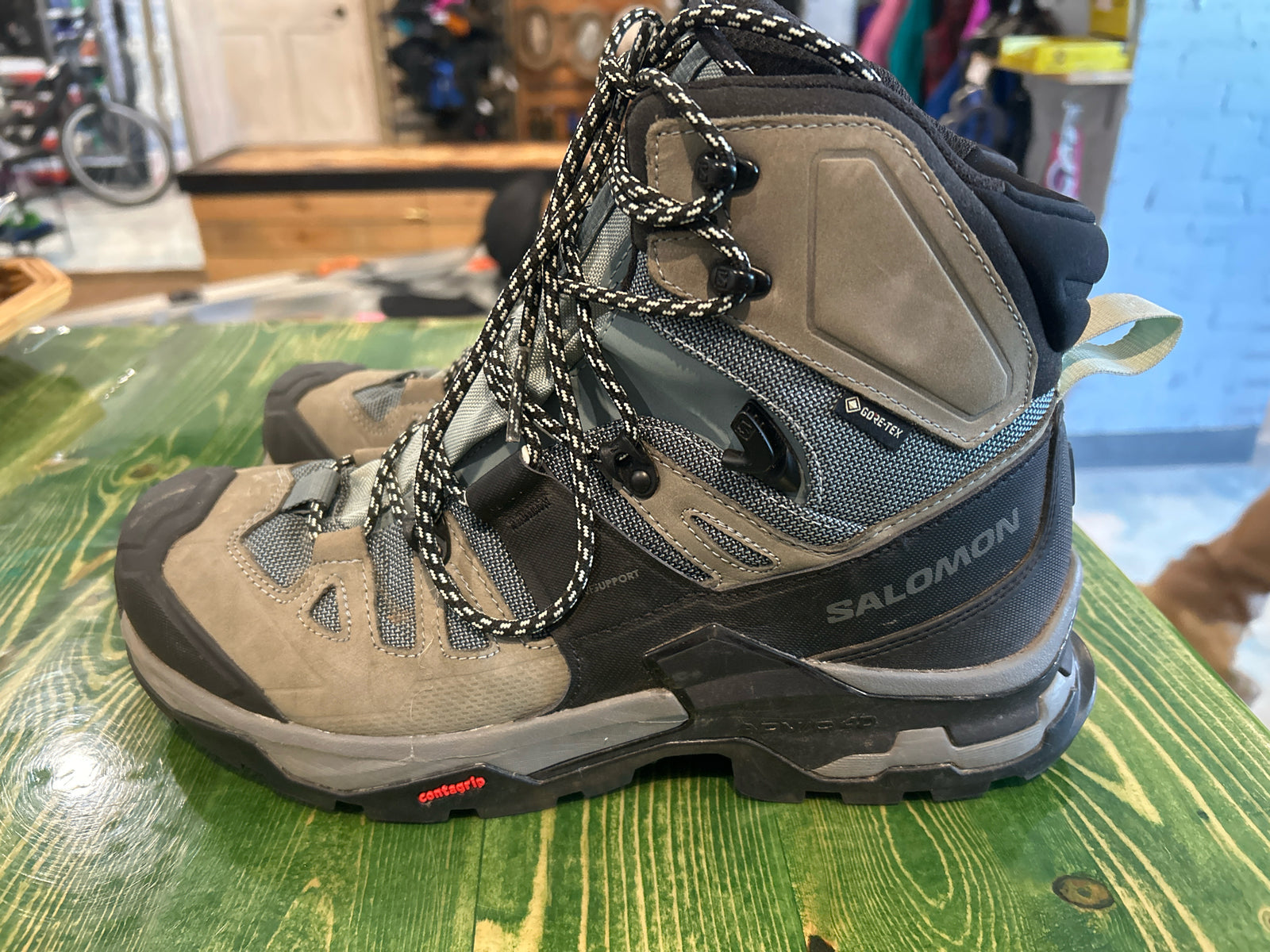Women 10 Salomon hiking shoe