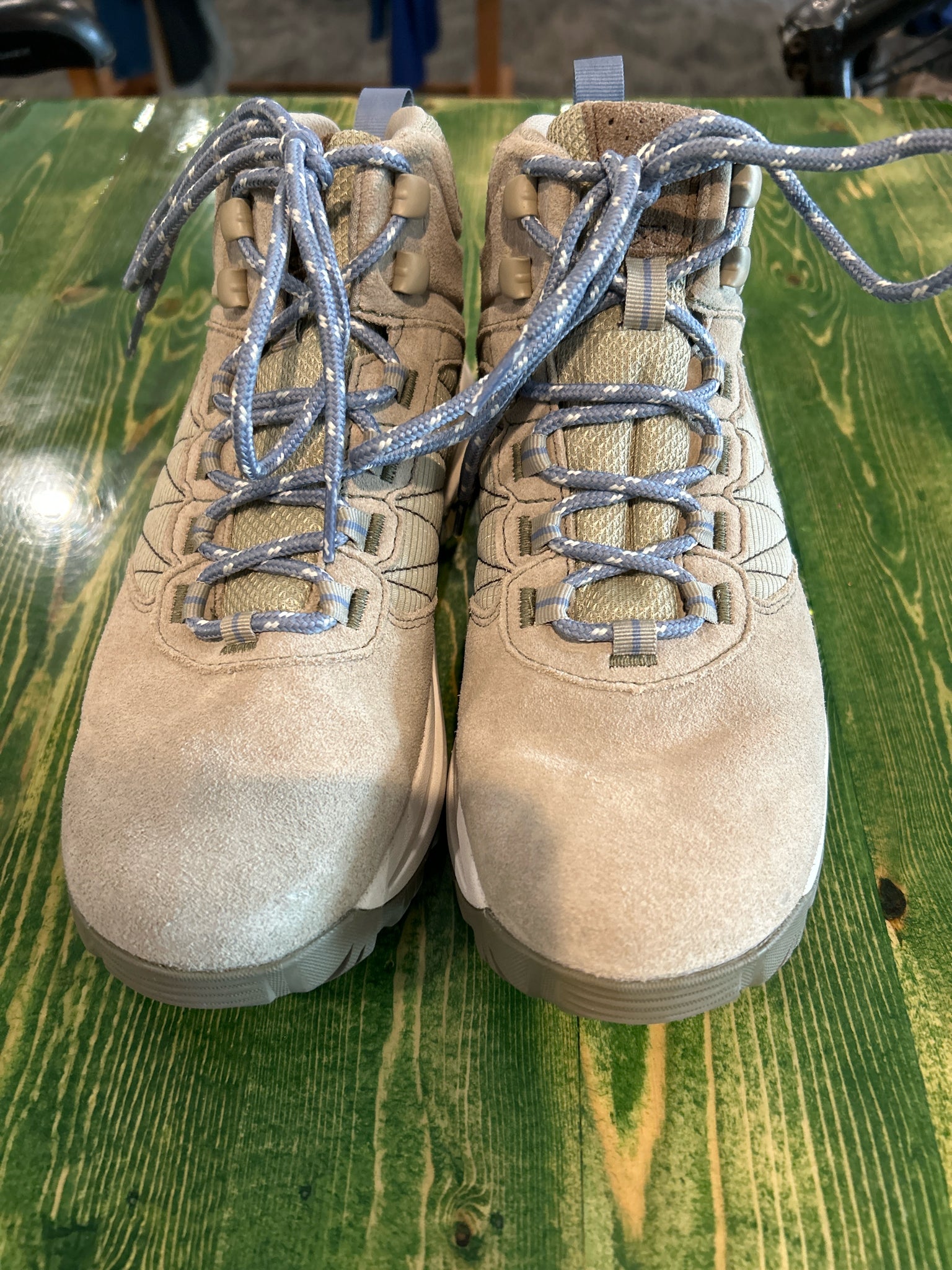 7.5 Columbia Transverse Suede Mid Boots