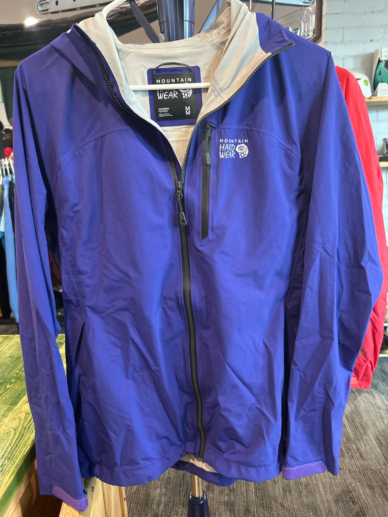 Size M Mountain Hardwear Raincoat