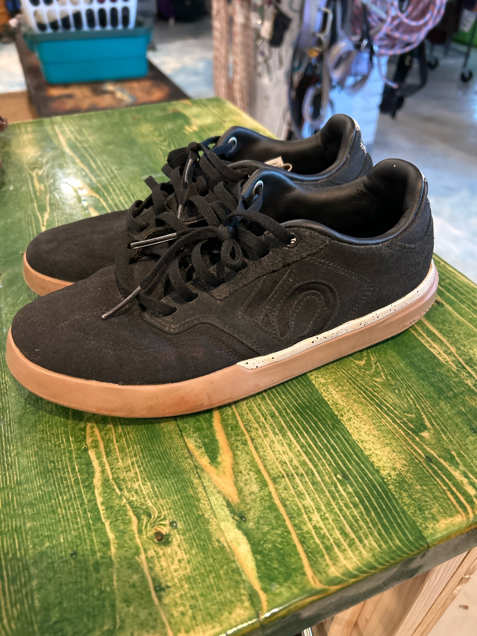 Adidas Size 7 Black Shoes