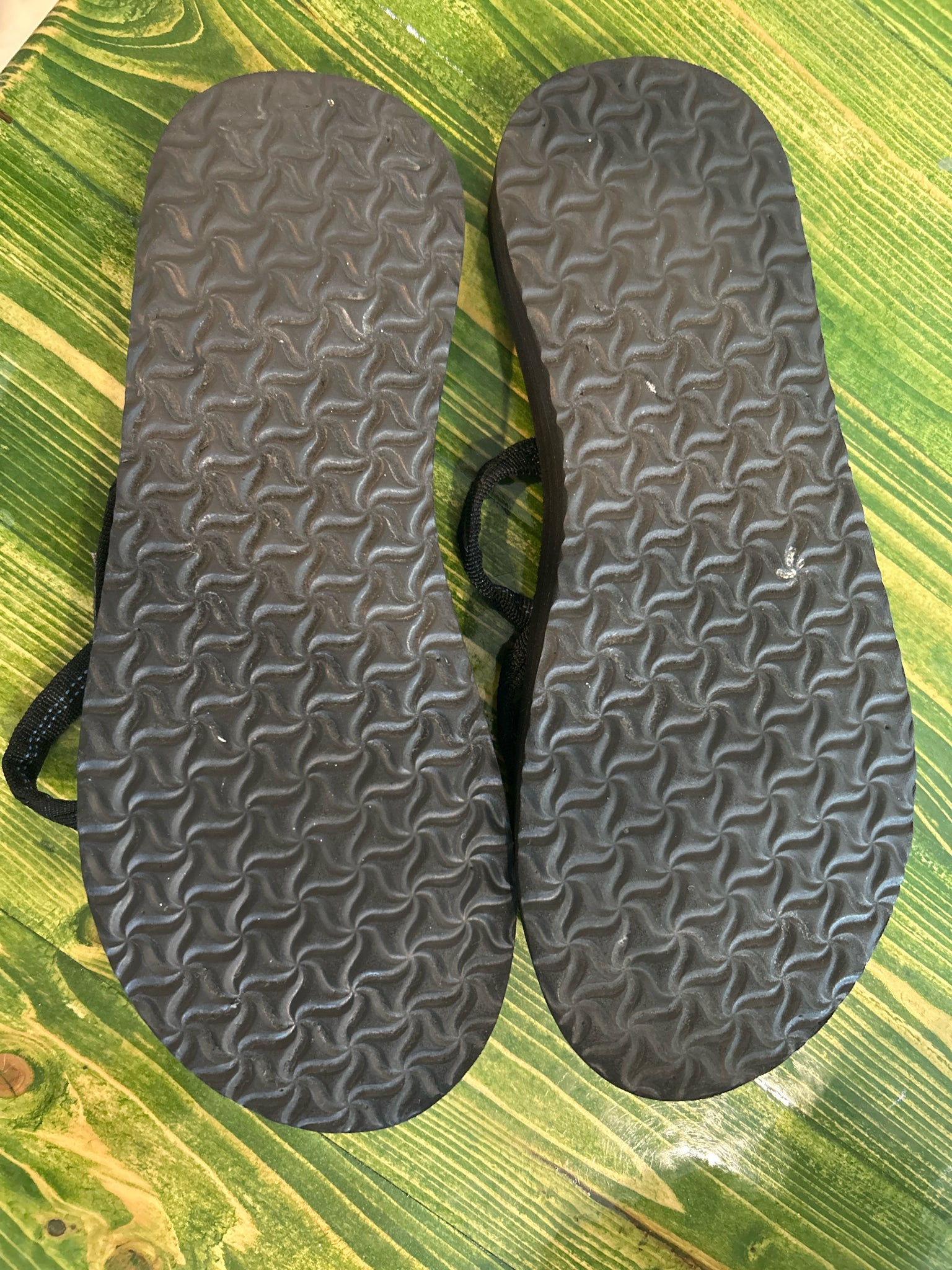 Size 7 Teva Olowahu Flip-flops